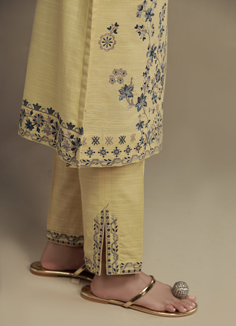 3-pc-khaddar-embroidered-suit