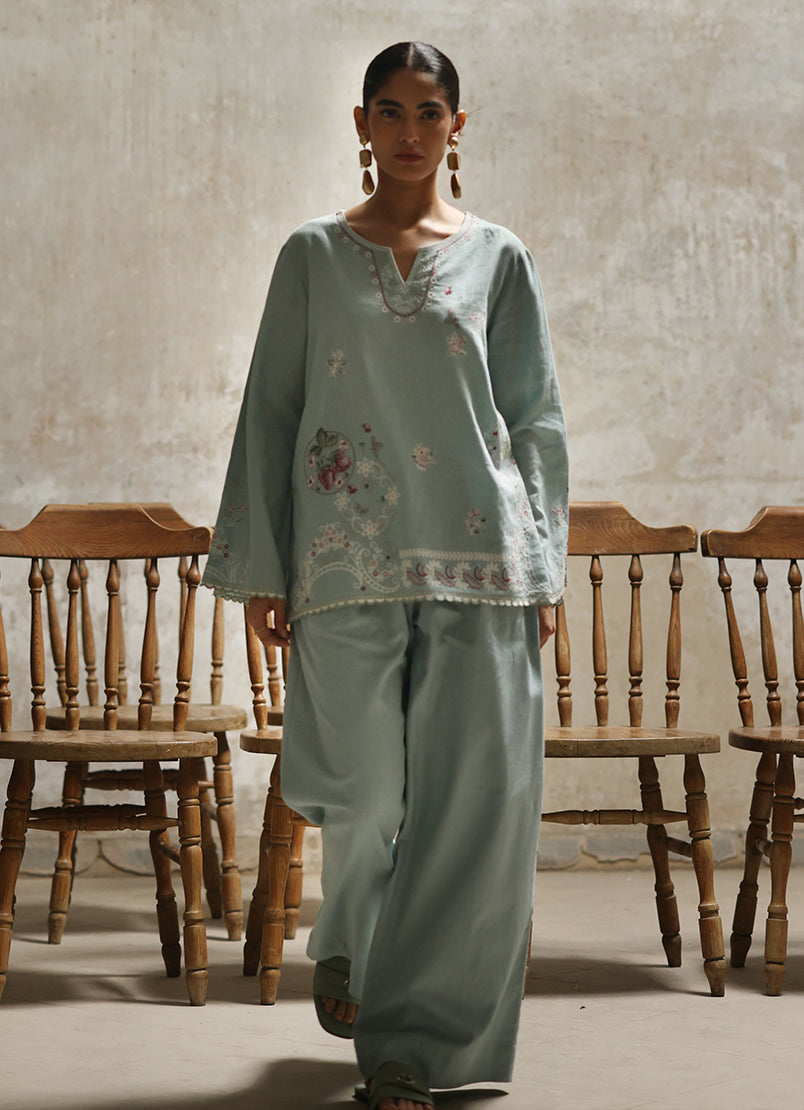 Lined in Love: Family Picture Outfit Ideas for 2025 3 9 72cdfedd 2731 4e99 a5fa 460931c51421